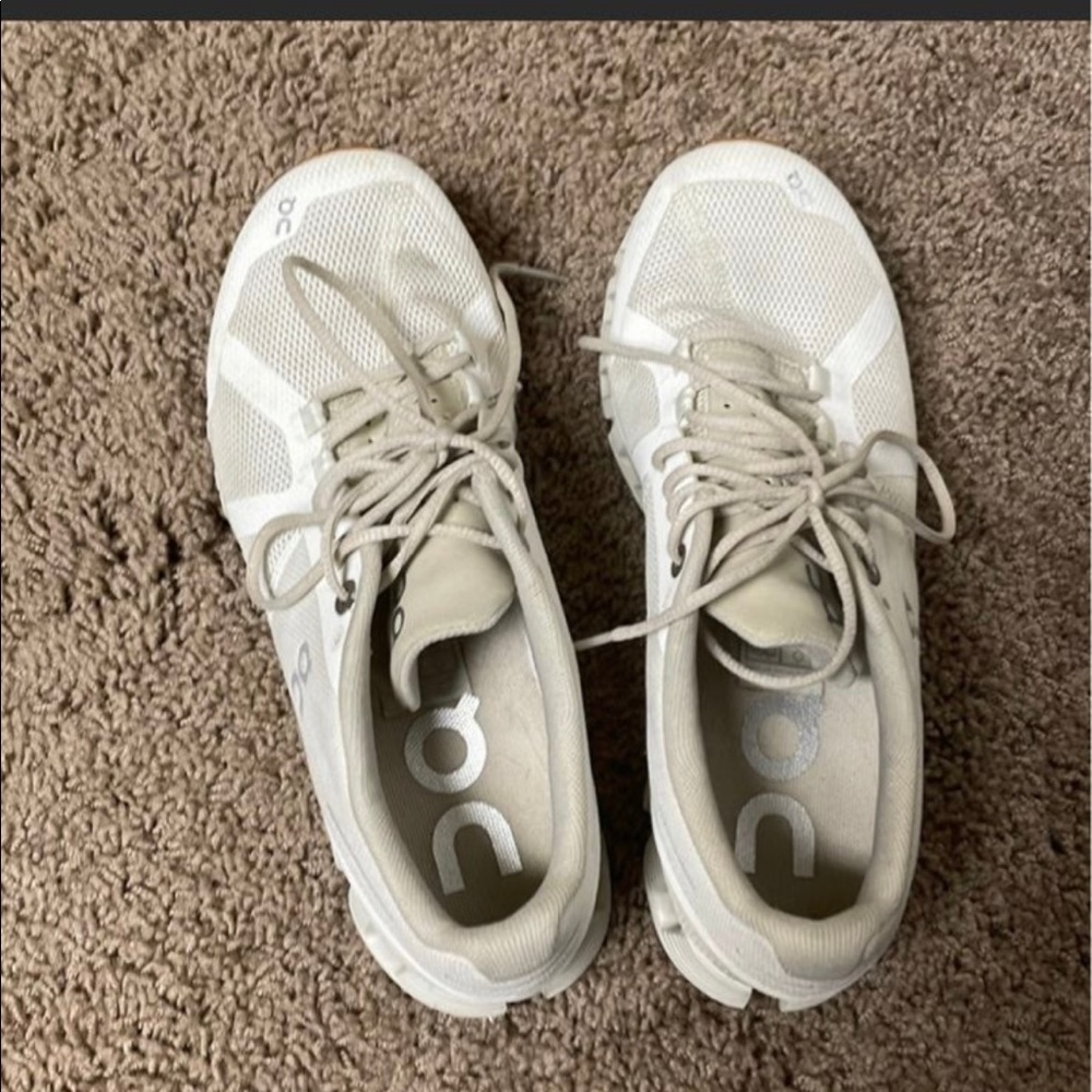 On Cloud/On Running shoes, 6.5